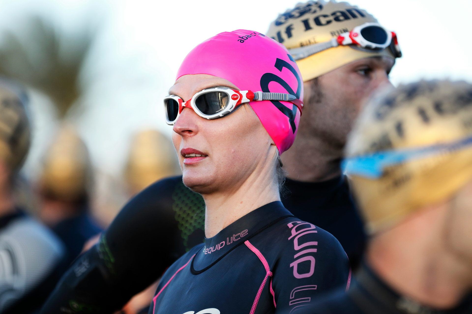 Triathlète en combinaison néoprène avant le départ de la natation