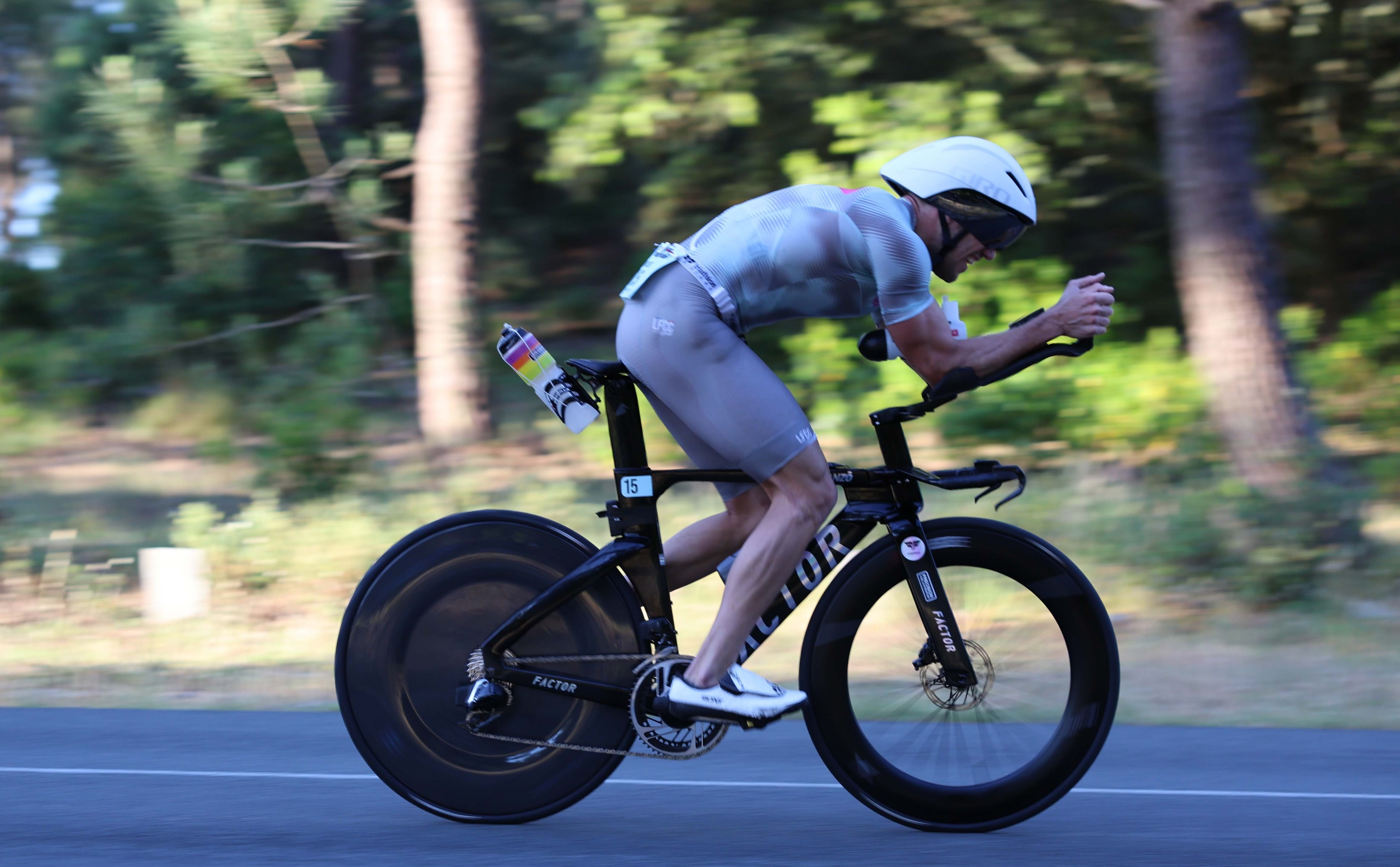 Triathlète en position contre-la-montre sur route